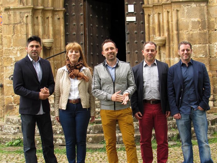 Denis Itxaso y candidatos socialistas en Zumárraga.