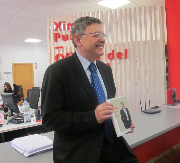 Ximo Puig con su libro 'El problema valenciano tiene solución'