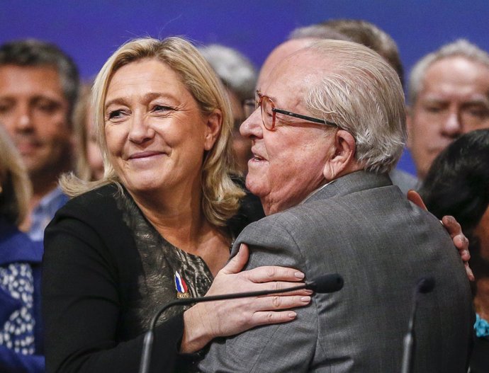 Marine y Jean-Marie Le Pen durante la elección de la presidenta del FN