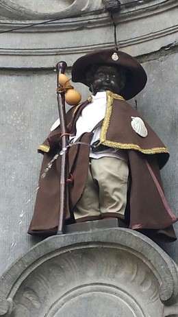 El Manneken Pis de Bruselas vestido con el traje de peregrino