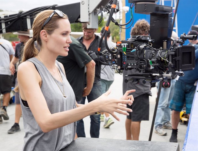 Angelina Jolie dirigiendo 'Invencible'