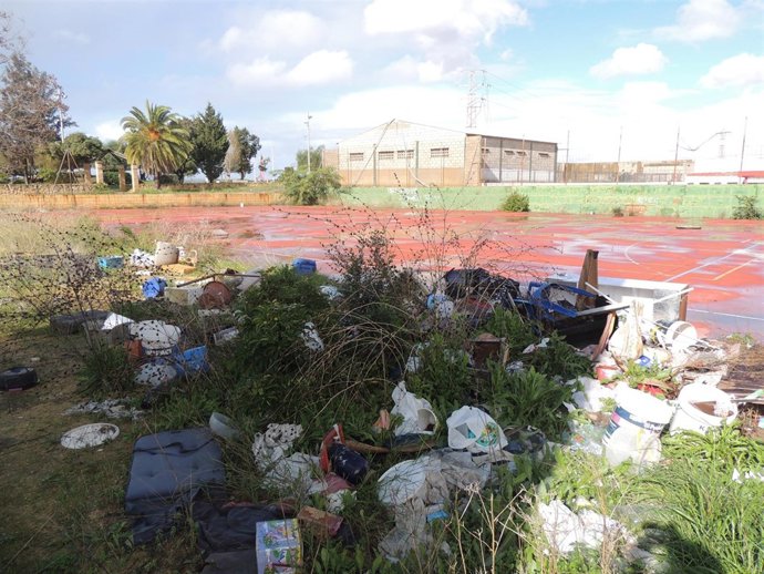 Suciedad en pistas deportivas de La Navidad, en Huelva