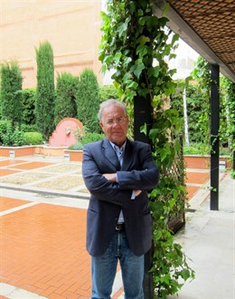 El escritor y editor Agustín García Simón en la Feria del Libro de Valladolid