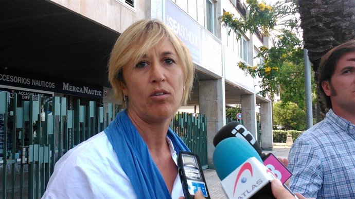 La delegada del Gobierno, Teresa Palmer, explica la situación del Sorrento