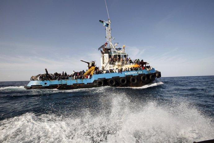Un barco transporta inmigrantes rescatados de aguas del mediterráneo
