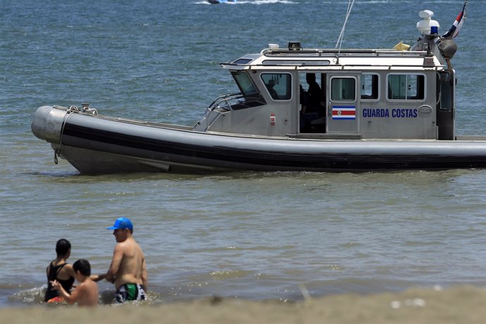 Guarda costas en Costa Rica tras hundirse en puntarena un barco