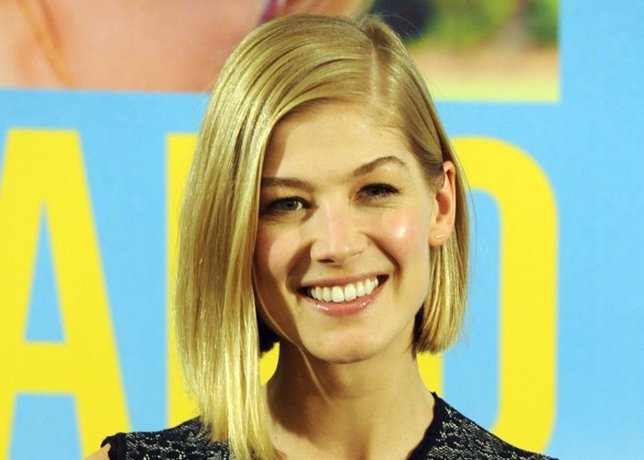 ROSAMUND PIKE SE APUNTA A LA MODA DEL CORTE BOB DE LA REINA LETIZIA