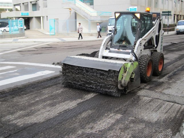 Máquina lijadora prepara una calle para operacion asfalto