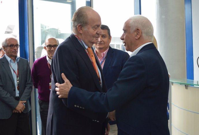 El rey Juan Carlos y el consejero de Turismo y Comercio, Luciano Alonso