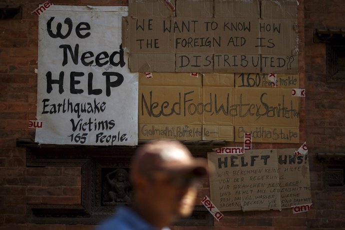 Carteles de ayuda a los damnificados por el terremoto de Nepal