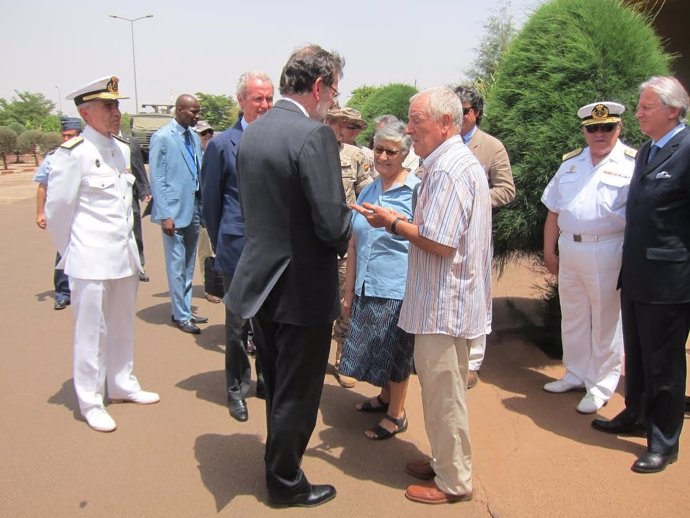  Rajoy En Bamako Hablando Con Dos Misioneros Españoles 