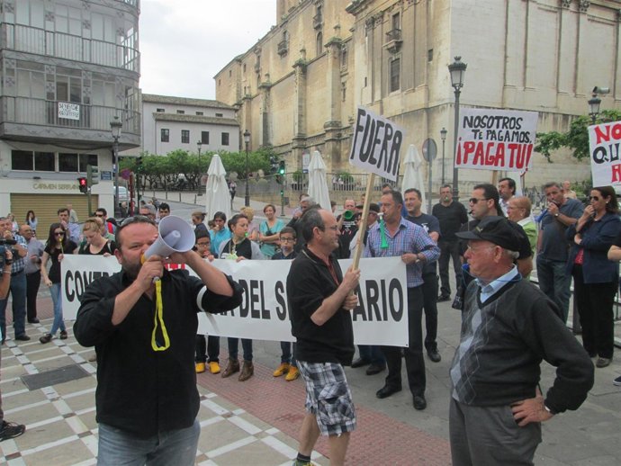 Vecinos de Espeluy manifestándose ante la Diputación