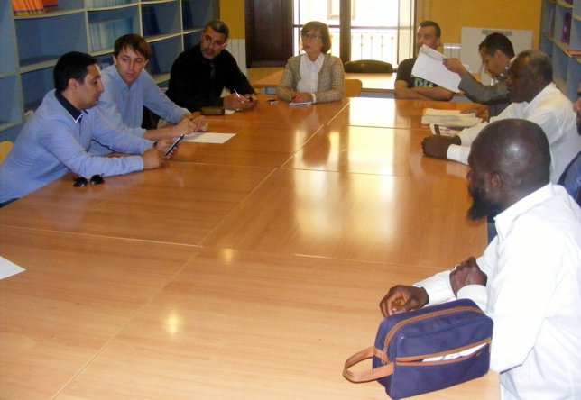 El eurodiputado Javi López con asociación de inmigrantes