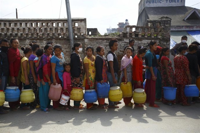 Personas hacen cola para recoger agua en Katmandú tras terremoto