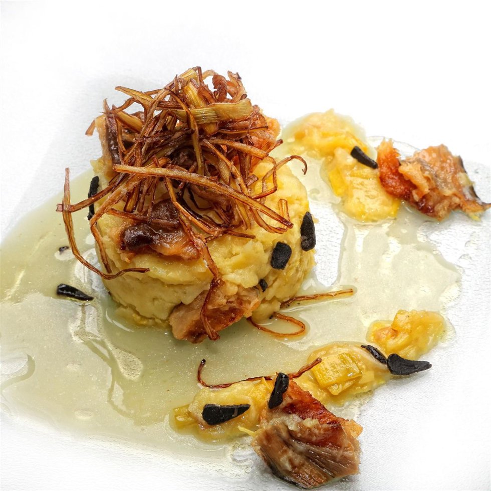 Patatas con congrio, uno de las recetas que aparecen en esta publicación