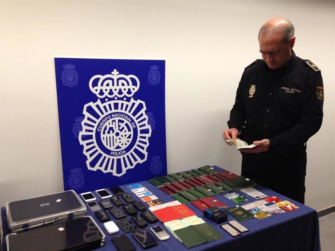 Policía revisando la documentación falsa