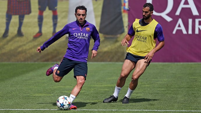 Xavi con Montoya en el entreno del FC Barcelona