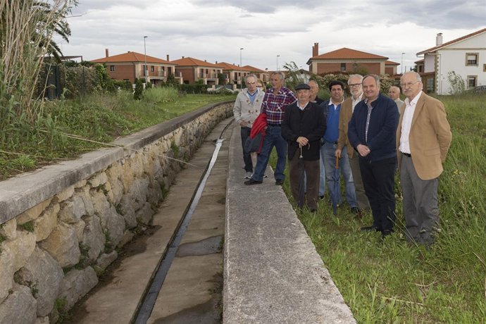 Visita del consejero al arroyo acondicionado