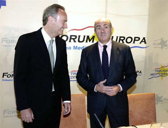 De Guindos conversa con Fabra en el desayuno del Forum Europa.