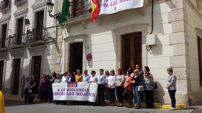 Minuto de silencio frente al Ayuntamiento de Sorbas