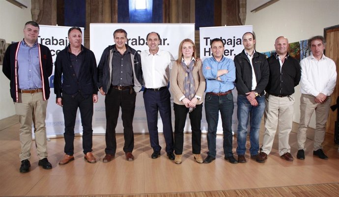 Diego con los candidatos municipales del PP en la comarca de Liébana