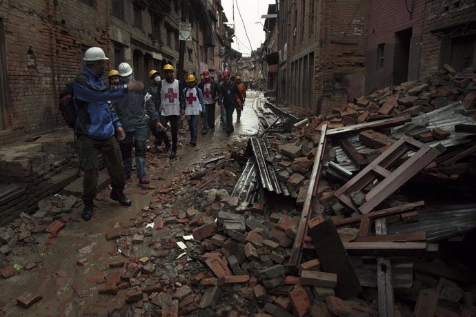 Voluntarios de Cruz Roja tras el terremoto en Nepal