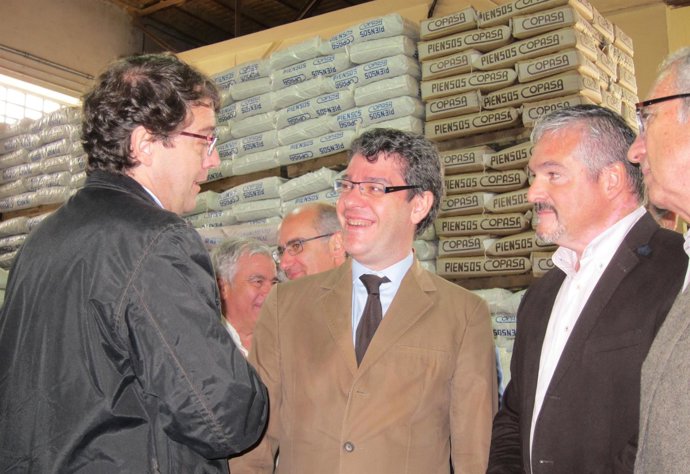 Álvaro Nadal en su visita a las instalaciones de Copasa 