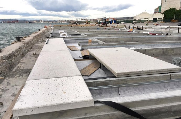 Colocación de las losas de la explanada de Gamazo