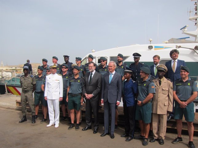Mariano Rajoy y Pedro Morenés, en su visita a las misiones en Senegal