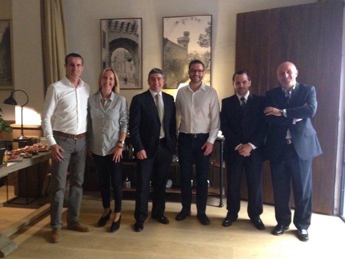 Hila reunido con hoteleros