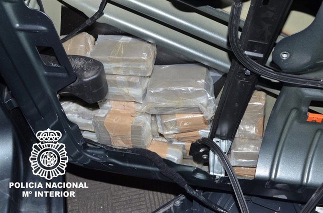 Droga intervenida en la puerta de un coche en Ourense.