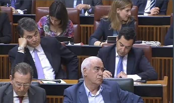 Juanma Moreno y Carlos Rojas durante el debate de investidura