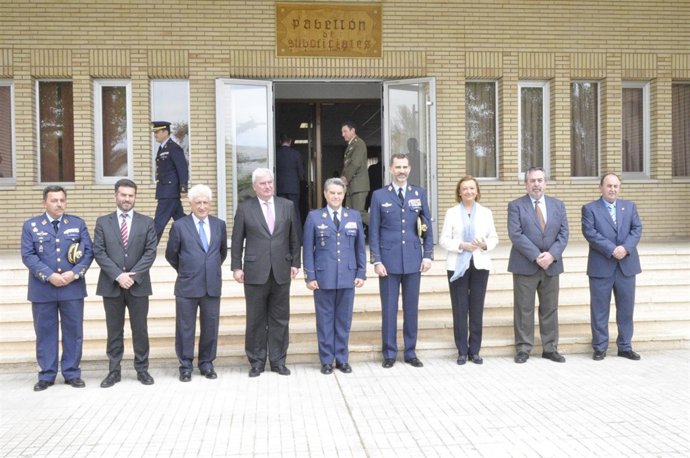 El Rey Don Felipe VI posa con las autoridades civiles de Aragón en la Base Aérea