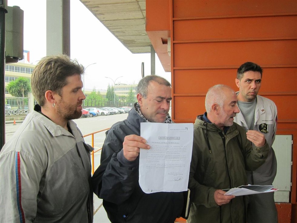 CUT y CIG denuncian a la dirección de PSA Vigo.