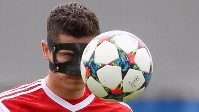Lewandowski entrena con máscara