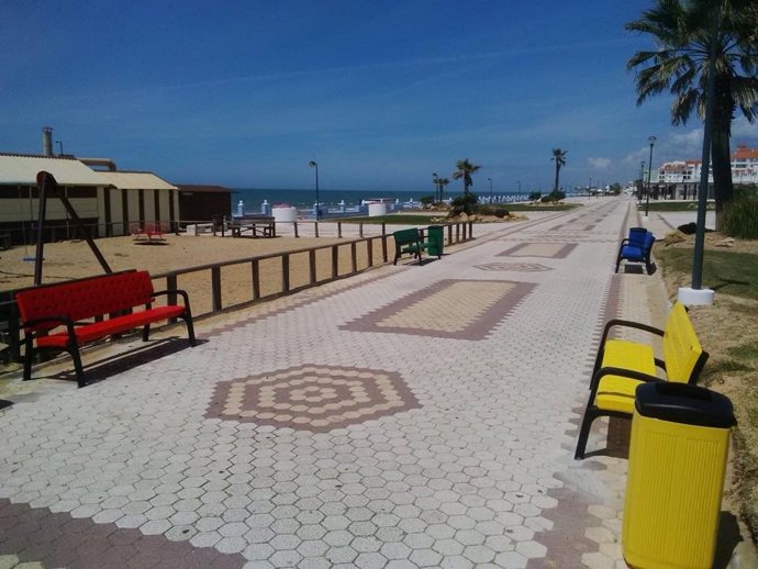 Paseo marítimo de Matalascañas con nuevo mobiliario. 