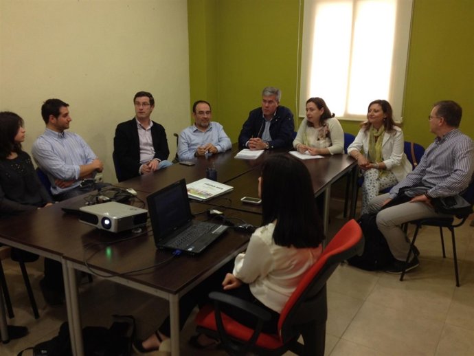 Fernández de Moya y Martínez (de frente en el centro) presentan la guía.