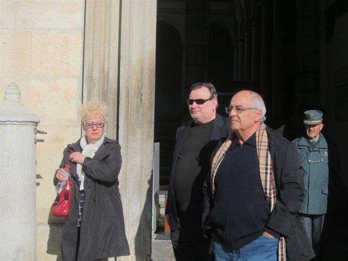 Víctor Sánchez, en el centro, a la salida de la Audiencia de Granada