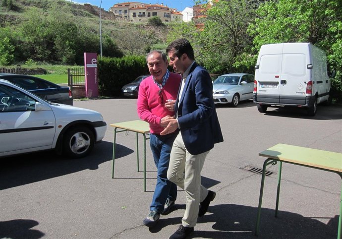 Tudanca (derecha) junto al socialista salmantino Juan Velasco