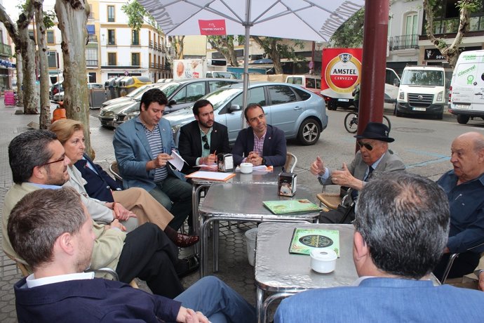Millán charla con vecinos del distrito Casco Antiguo de Sevilla