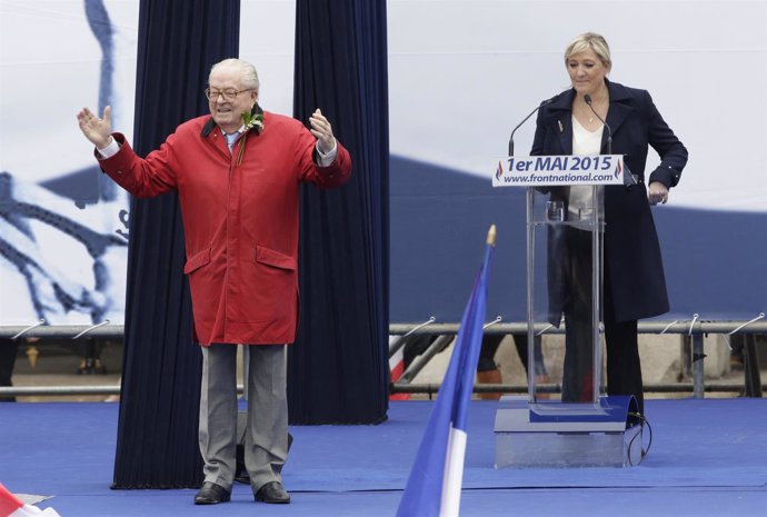 Marine Le Pen observa a Jean-Marie Le Pen