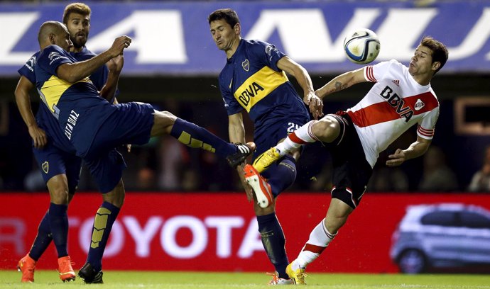 River Plate's Mora is challenged by Boca Juniors' Burdisso, Diaz and Peruzzi dur