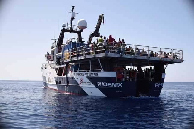 Barco de rescate en el Mediterráneo de MSF y MOAS