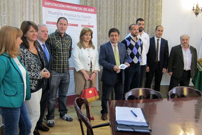 Reyes y Báez, en el centro, en la presentación del ''Programa de Primavera'.