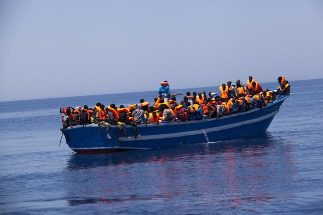 Barco con inmigrantes rescatado por MSF y MOAS en el Mediterráneo