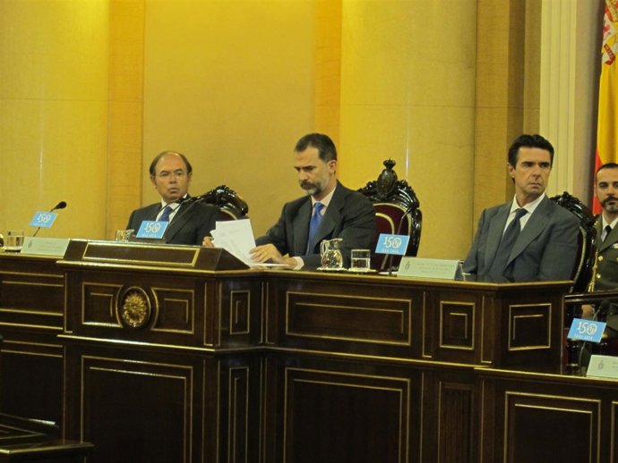 Felipe VI y José Manuel Soria en el Senado
