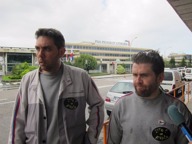Representantes de trabajadores en huelga de PSA en Vigo.