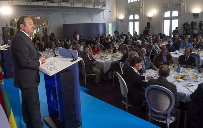 El presidente del PP de La Rioja, Pedro Sanz, interviene conferencia