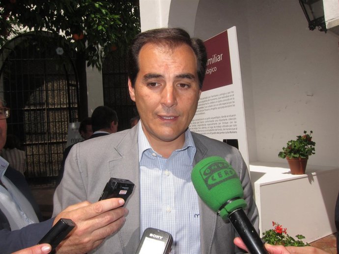 José Antonio Nieto atiende a los medios