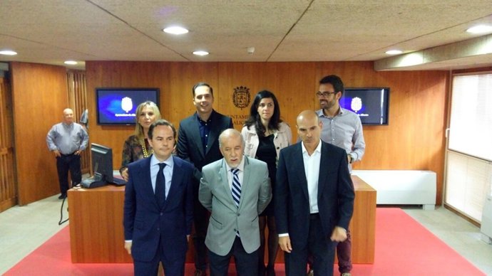 Valor en el centro, abajo, junto con conejales que han trabajado la ATE 